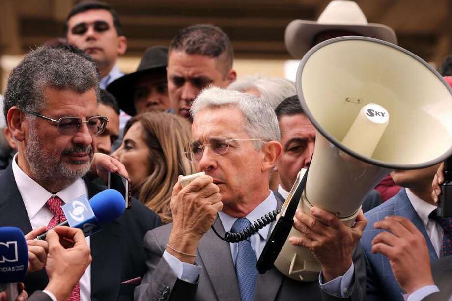 "La libertad de expresión ha sido una gran conquista del Estado Democrático, preocupa que los gigantes tecnológicos impongan el retroceso", dijo Uribe en Twitter. 