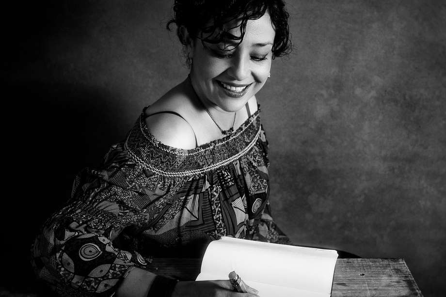 Valeria Gallo, ilustradora mexicana y autora del libro “En sus zapatos”, publicado por Océano Travesía.