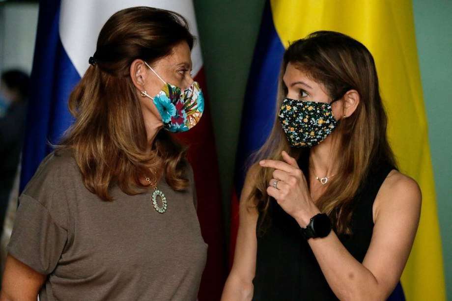 La ministra de Exteriores de Panamá, Érika Mouynes (derecha), y su homóloga y vicepresidenta colombiana, Marta Lucía Ramírez (izquierda).