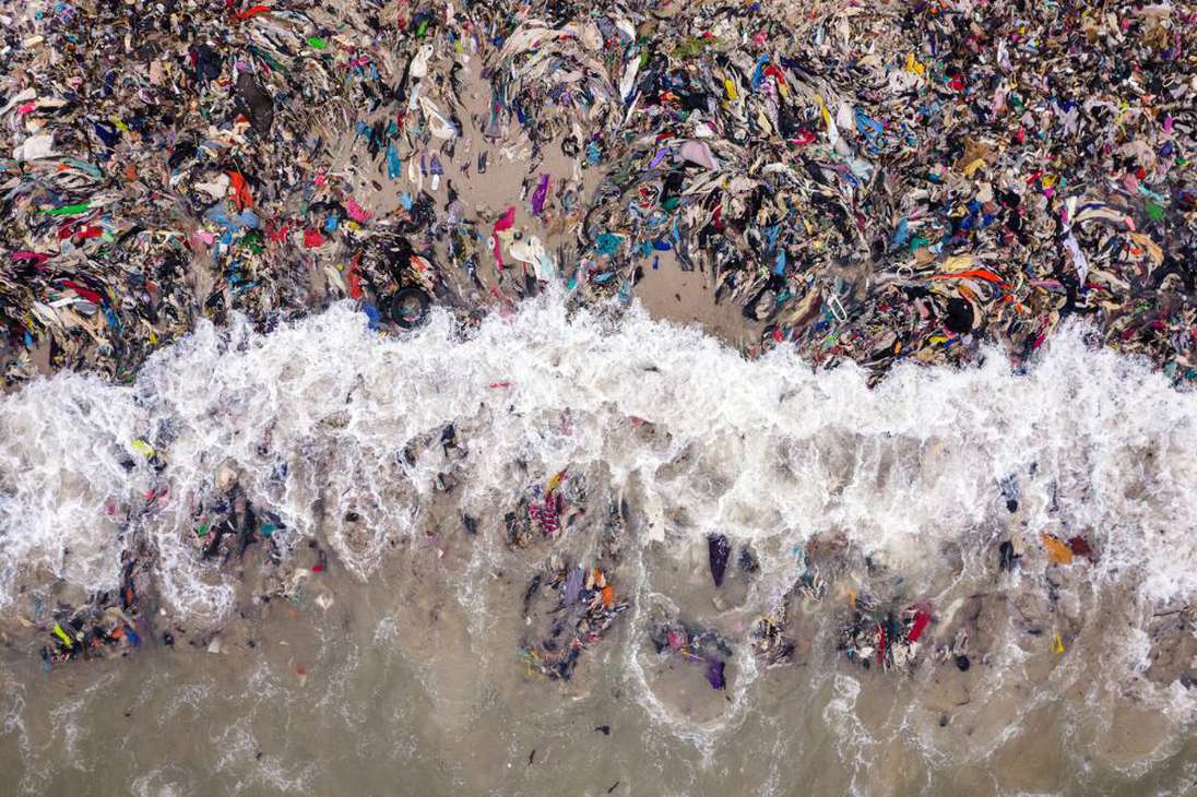 Miles de desechos de la moda rápida fueron arrojados a la costa de Jamestown en Accra, Ghana, julio de 2022.