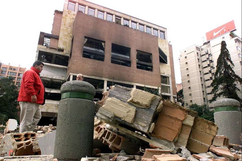 Civiles caminan el 08 de febrero de 2003 frente al club El Nogal, en Bogotá, destruido en la víspera por la explosión de un carro-bomba. Al menos 26 personas murieron y 166 resultaron heridas por el atentado. AFP PHOTO Rodrigo ARANGUA