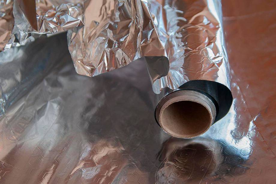 El papel aluminio es un aliado en la limpieza de la grasa de tu estufa.