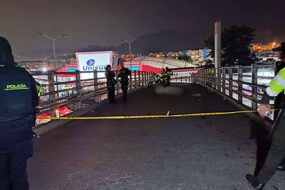 Las autoridades llegaron al puente que conduce a la estación San Mateo sobre las 9:00 p.m..