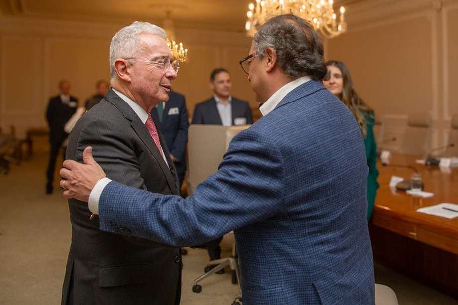El expresidente Álvaro Uribe Vélez y el presidente Gustavo Petro reunidos en el salón de ministros de la Casa de Nariño.