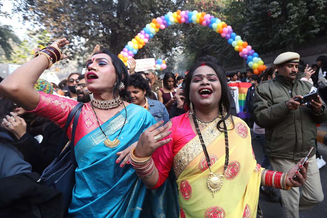 New Delhi (India), 08/01/2023.- People take part in the Delhi Queer Pride 2022-23 March organized by the LGBT community in New Delhi, India, 08 January 2023. Thousands of people in colorful outfits took to the streets to support LGBT community seeking support to end to discrimination against them. (Estados Unidos, Nueva Delhi) EFE/EPA/HARISH TYAGI