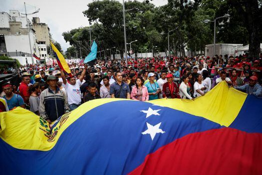 Decenas de personas participaron de una marcha en apoyo a las manifestaciones en Ecuador y en rechazo a la gestión del presidente de ese país, Lenín Moreno, este martes, en Caracas (Venezuela). / EFE