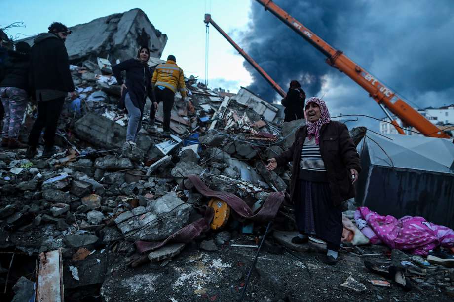 Varios civiles observan los destrozos ocasionados por los terremotos en el sureste Turquía y el norte de Siria, que han dejado más de 10 mil muertos.