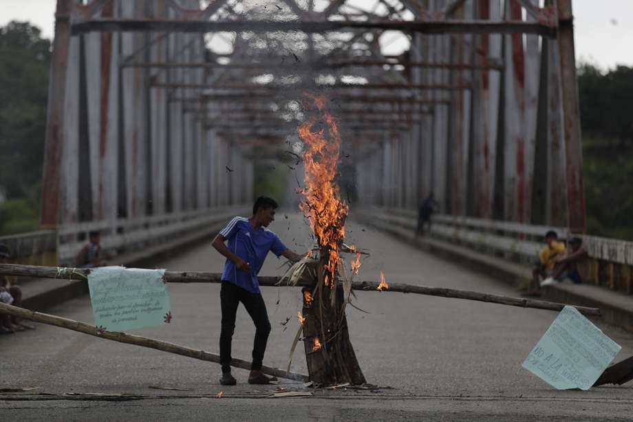 Indígenas cerraron el puente sobre el lago Bayano para protestar contra los altos costos de vida y contra las políticas económicas del Gobierno, en Madugandí (Panamá).