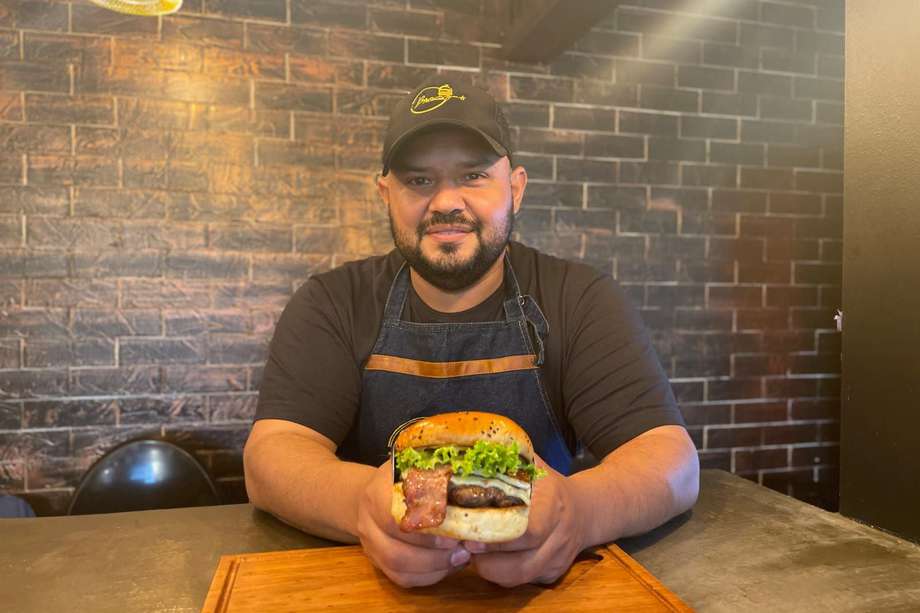 Él es Antonio Gallo, el chef de Brangus Burger, un restaurante que encontró en el sabor del tamarindo, el mejor motivo para incluirlo en sus hamburguesas y participar en el Burger Máster 2022.