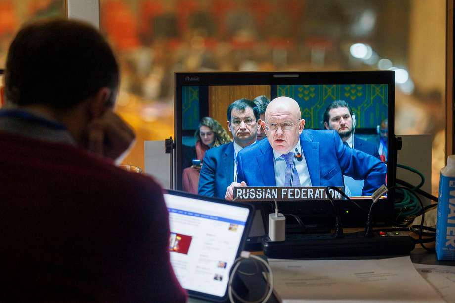 Una pantalla muestra al embajador de Rusia ante las Naciones Unidas (ONU), Vasily Nebenzya, hablando tras una votación sobre una resolución para un alto el fuego en Gaza durante la reunión del Consejo de Seguridad de las Naciones Unidas en las Naciones Unidas.