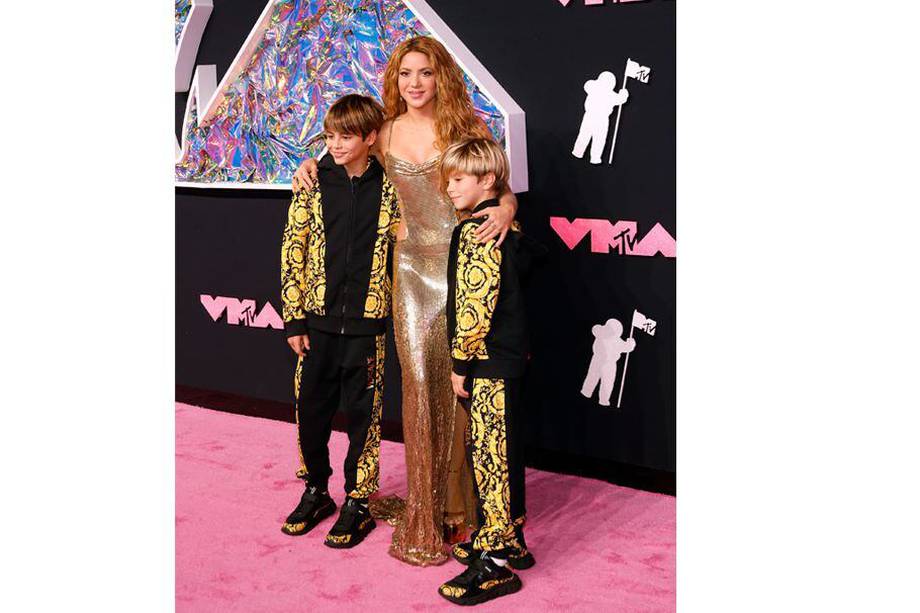 Milan y Sasha, hijos de Shakira, estaban vestidos de pies a cabeza con la marca Versace para los VMAs.