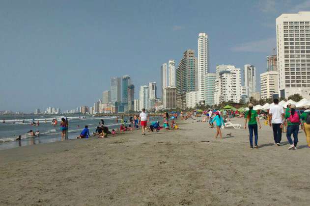Prohíben ingreso al mar en Cartagena por fuerte oleaje