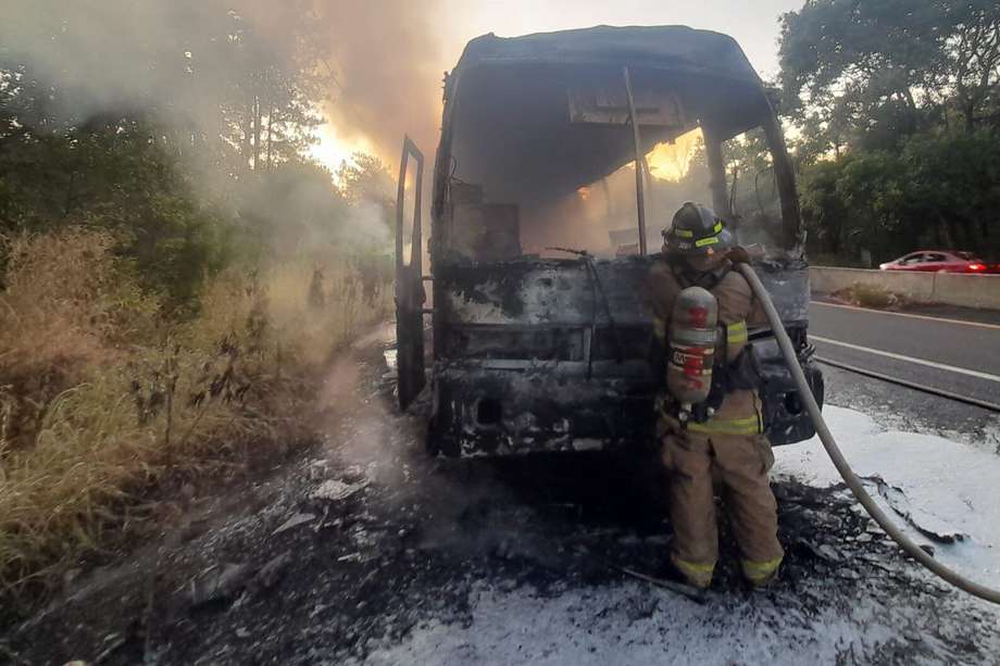 Bomberos trabajando para apagar un incendio en un bus que trasladaba a 57 migrantes, en la carretera panamericana. EFE/ Relaciones Públicas Del Cuerpo De Bomberos De Panamá