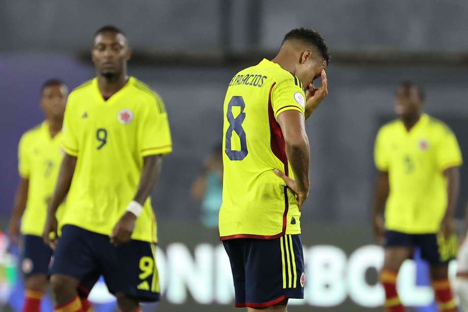 Brahian Palacios de Colombia se lamenta tras perder ante Venezuela en un partido del Torneo Preolímpico Sudamericano.