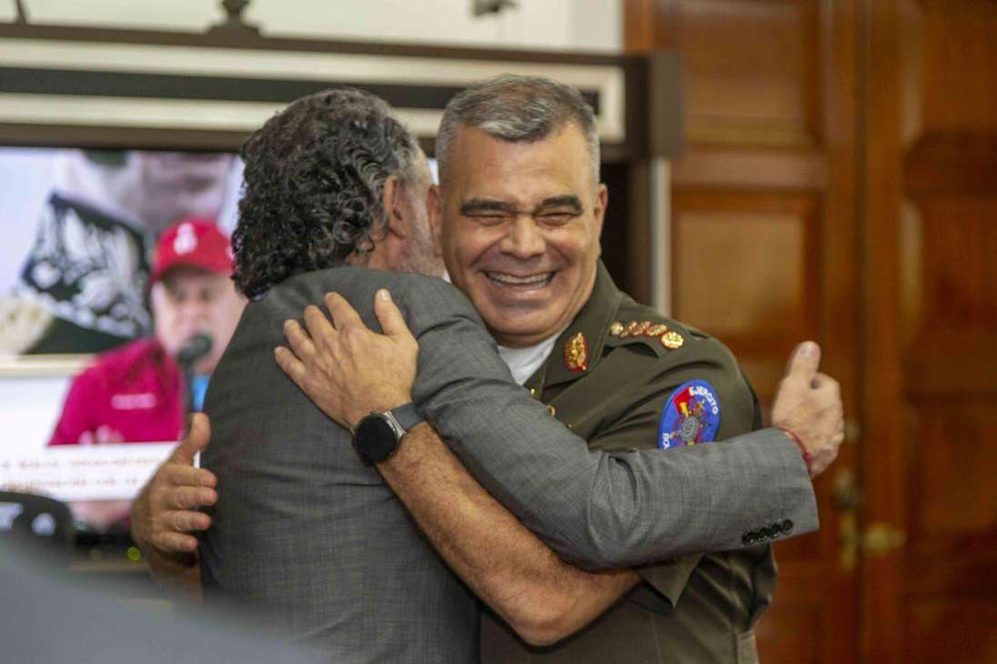 Armando Benedetti y el ministro de Defensa de Venezuela, Vladimir Padrino, dándose un abrazo.
