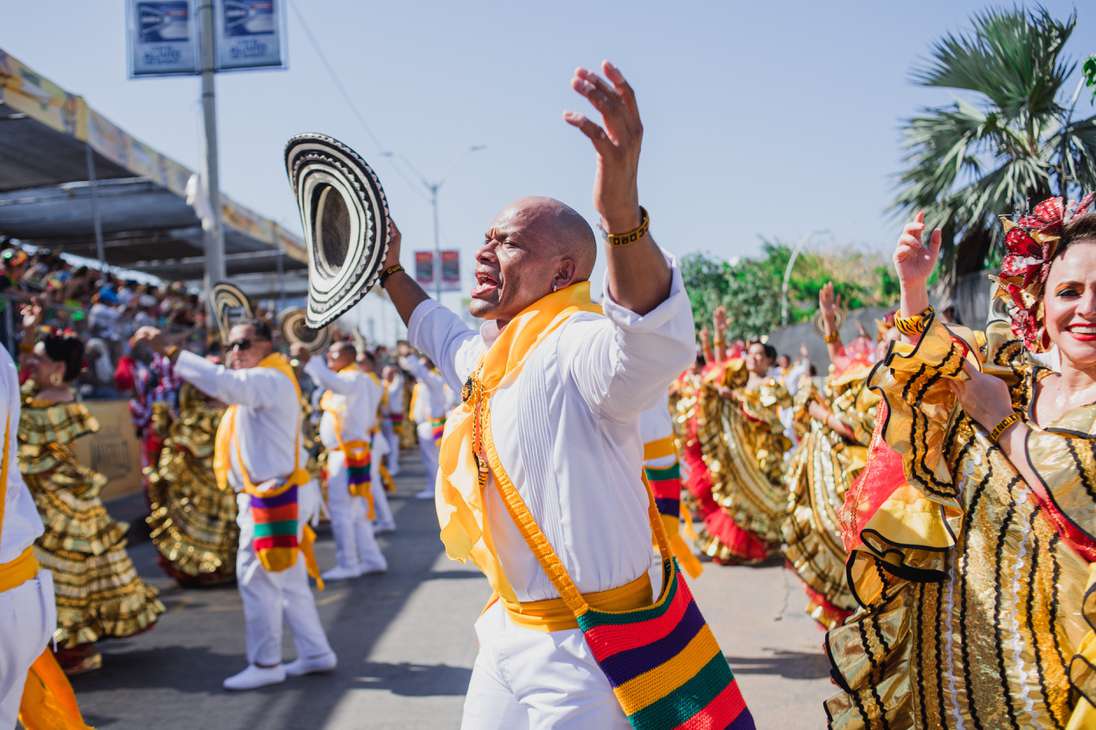 Hombre con sombrero vueltiao, mochila de fique e indumentaria de color blanco, que se usa tradicionalmente en los bailes del Carnaval de Barranquilla.