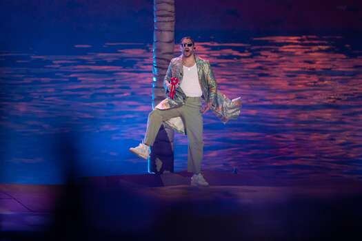 El cantante puertorriqueño Bad Bunny canta durante una presentación de su gira del "Worlds Hottest Tour, Stadiums 2022", en el Estadio Azteca, en la Ciudad de México (México).
