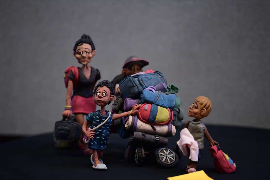La obra del artista de la plastilina Édgar Álvarez da cuenta de Colombia como el segundo país con más desplazados internos en el mundo, junto a Siria, con 6.8 millones de víctimas; y el tercer país receptor de refugiados y migrantes con 2.5 millones de venezolanos.
