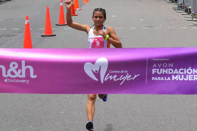 Angie Orjuela celebró por tercera ocasión en la Carrera de la Mujer