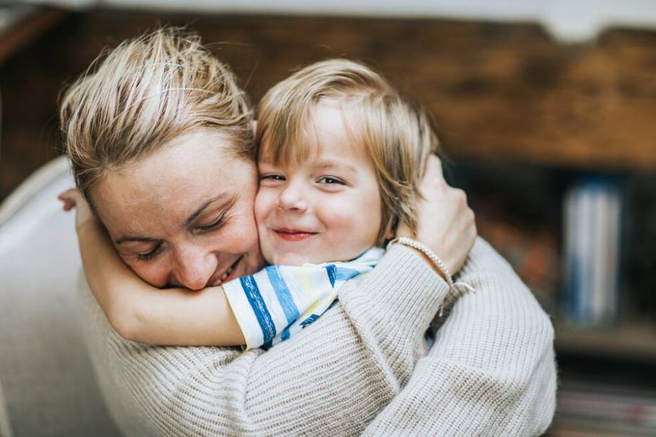 Los niños necesitan 12 abrazos diarios para crecer felices