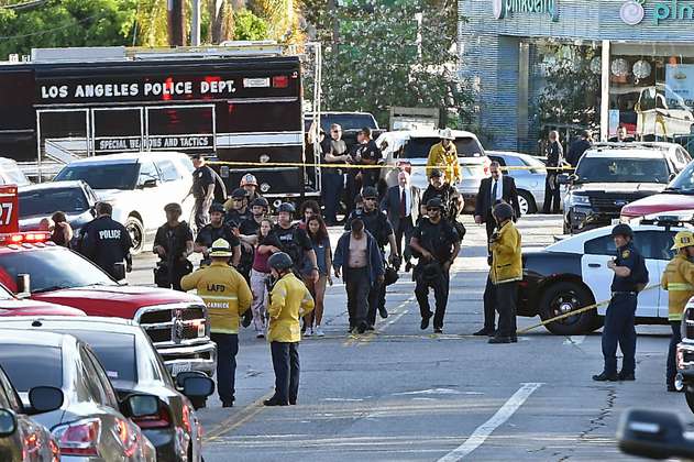 Policía detiene a tirador atrincherado en supermercado en Los Ángeles