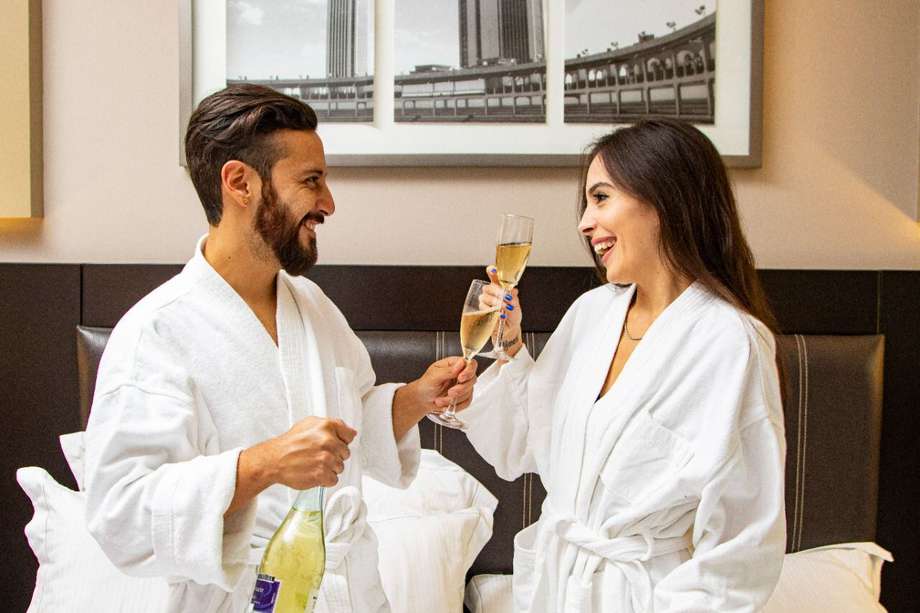 Los hoteles ofrecen experiencias seguras para celebrar en pareja o con amigos.