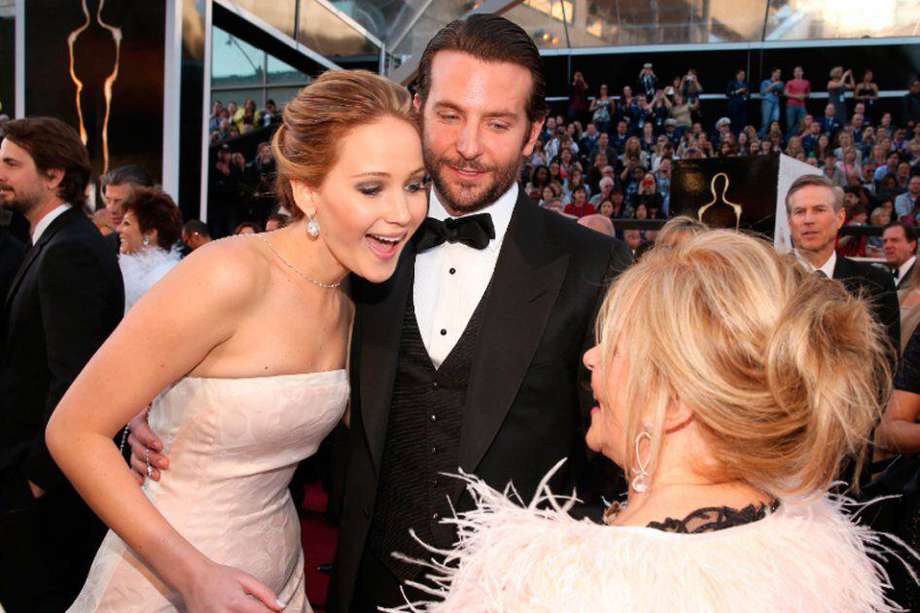 Jennifer Lawrence y Bradley Cooper en los premios Óscar. / AFP