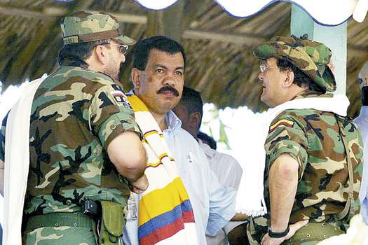 ‘Don Berna’ acompañado de los entonces jefes paramilitares Carlos Mario Jiménez, alias ‘Macaco’, e Iván Roberto Duque, alias ‘Ernesto Báez’.  / Reuters