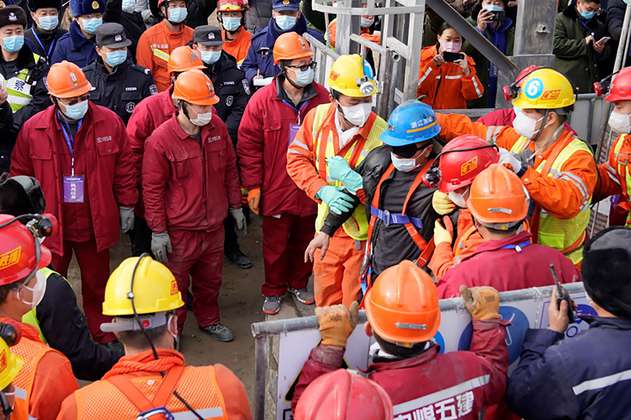 Rescatan a 11 mineros atrapados en una mina de oro de China