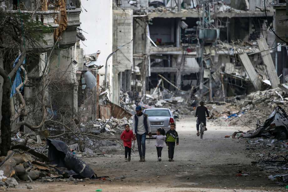 La ciudad gazatí de Rafah, en el extremo sur de la Franja y donde se encuentra la mayoría de los casi dos millones de desplazados por la guerra, recibió fuego de artillería del Ejército israelí este martes, por primera vez desde que Israel anunció el viernes una incursión terrestre en la zona.
