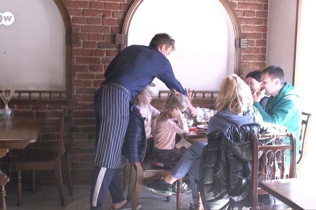 Guerra en Ucrania: chef cocina gratis para refugiados en Leópolis