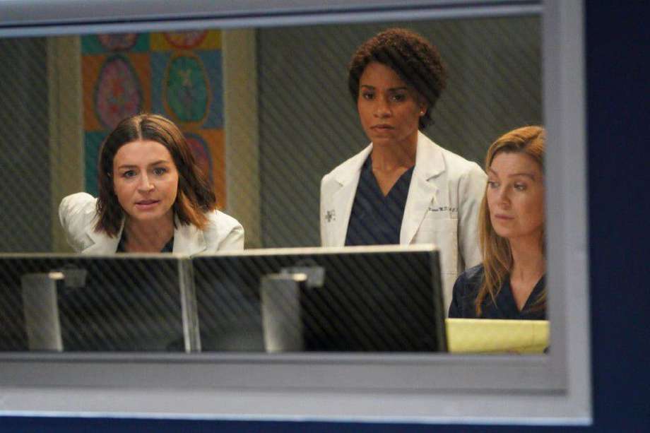 Caterina Scorsone (Amelia Shepherd), Kelly McCreary (Maggie Pierce), y Ellen Pompeo (Meredith Grey) en una escena de la temporada 16 de Grey's Anatomy.