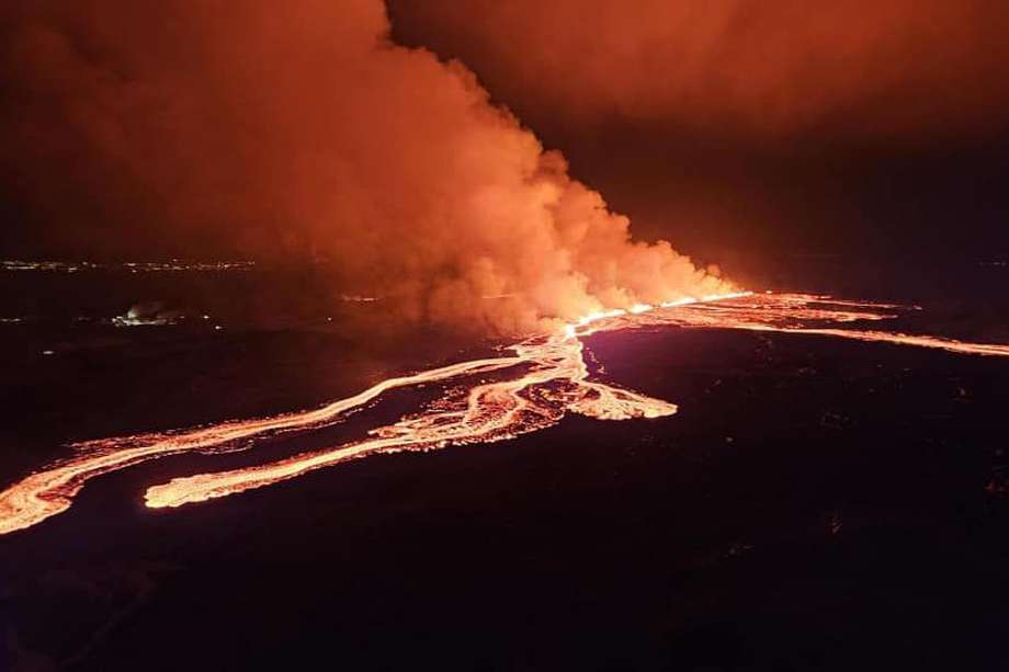 La erupción comenzó el sábado por la noche en el cráter de Sundhnjúkagígar, al norte de la evacuada ciudad de Grindavík, y rápidamente se formó una fisura de 2,9 kilómetros de longitud, similar a la del pasado 8 de febrero. 