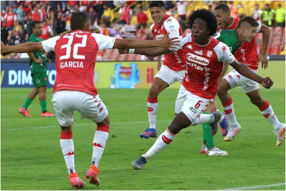 Carlos Sánchez celebra el primer gol de Santa fe, en la victoria 2-1 sobre Patriotas, en El Campín.