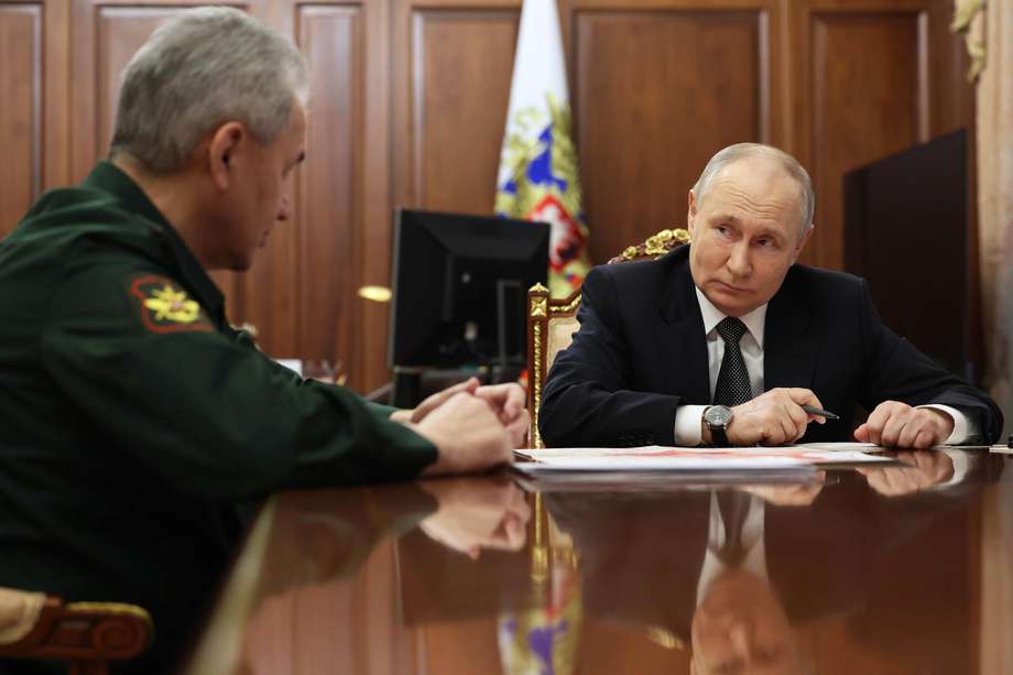 El presidente ruso Vladimir Putin (der.) escucha al ministro de Defensa ruso, Sergei Shoigu, durante una reunión en el Kremlin, en Moscú, Rusia, el 20 de febrero de 2024.
