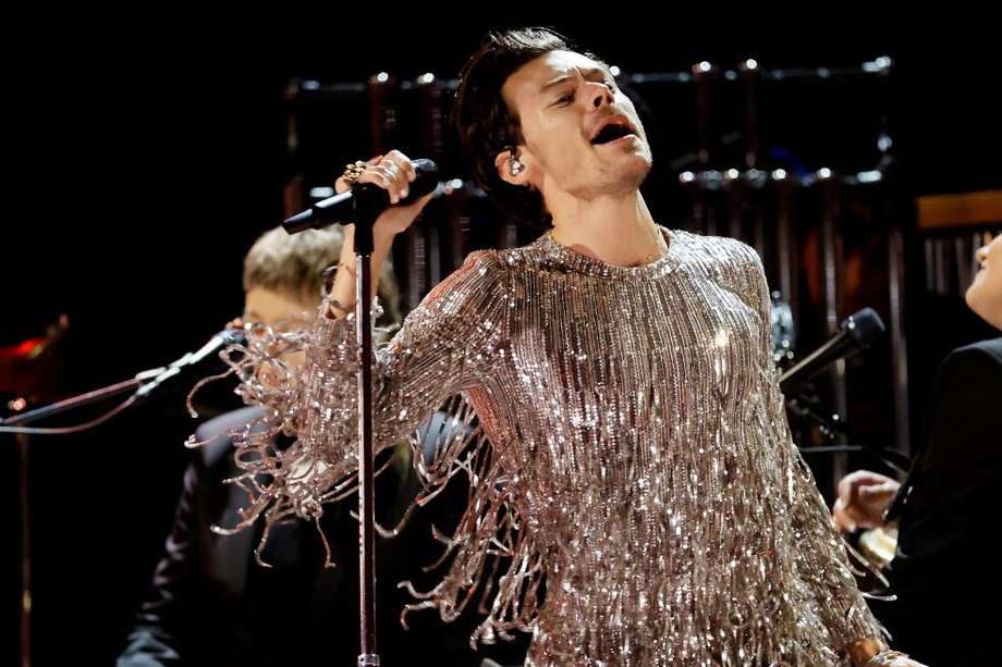 El ganador de dos premios Grammy 2023, Harry Styles, deslumbró en la gala de música luciendo tres brillantes trajes.