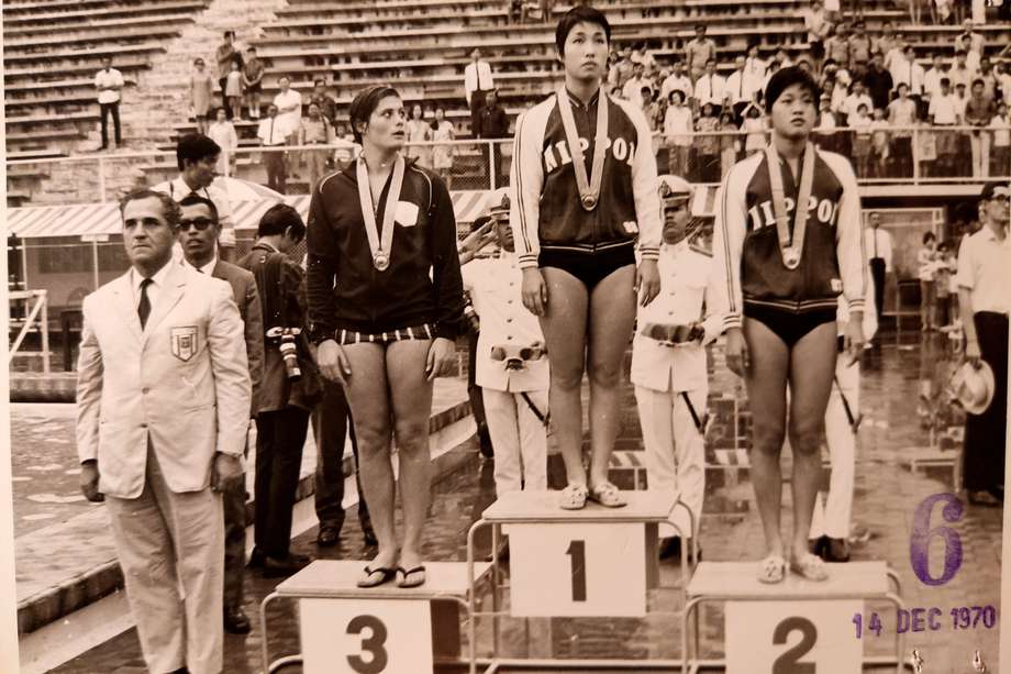 Fotografía de archivo personal cedida de la nadadora israelí Shlomit Nir (tercer lugar) en un podio de los Juegos Olímpicos de Múnich 1972.