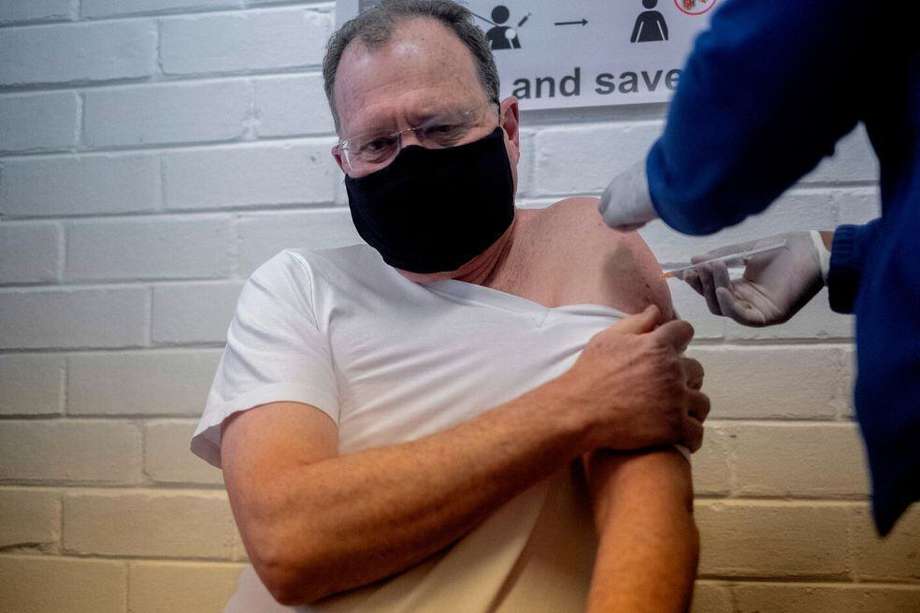 Un hombre recibe una vacuna experimental para tratar el Covid-19.