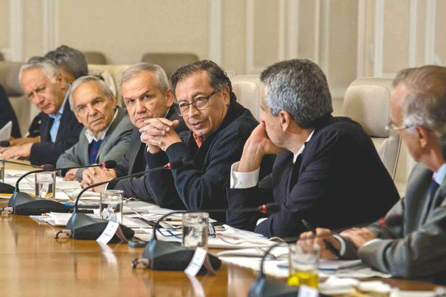 Gustavo Petro con el director del Dapre, Carlos Ramón González y algunos de sus ministros.