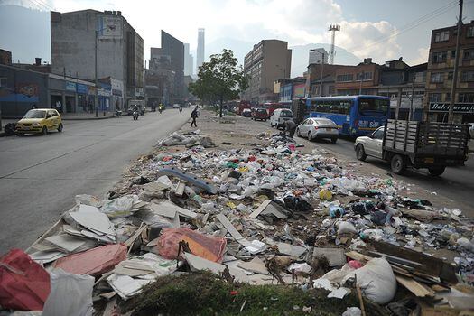 En Chapinero y la calle 19 aún se evidencia acumulación de basuras a pesar de que ayer empezó a funcionar el nuevo esquema de aseo. / Gustavo Torrijos /El Espectador
