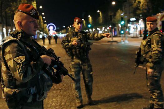 Autoridades francesas en máxima alerta tras el tiroteo en los Campos Elíseos de París.  / AFP