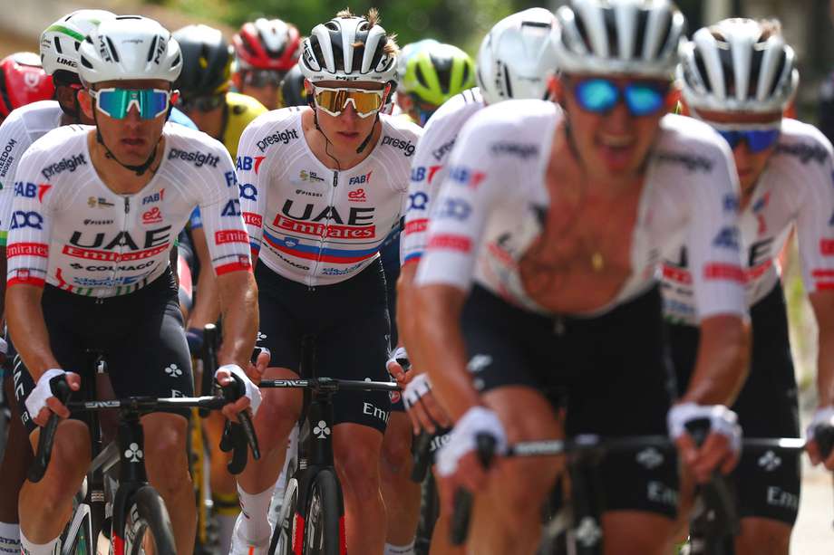 El ciclista esloveno del equipo UAE Tadej Pogacar compite en el pelotón en la etapa 1 del Giro de Italia 2024.