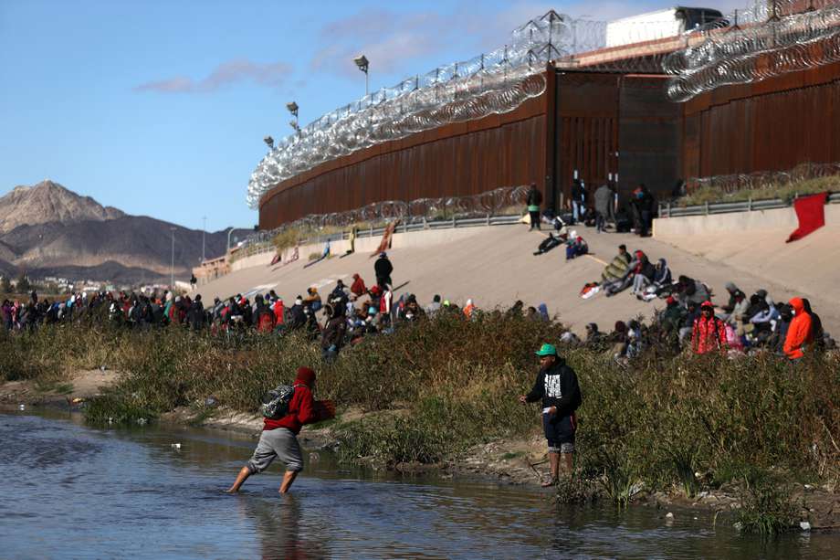 Desde el 2014, más de 50.000 migrantes han perdido la vida en rutas migratorias en todo el mundo. En la foto, las personas cruzaron a través del Río Grande para entregarse a los agentes de la patrulla fronteriza en El Paso (Texas).  