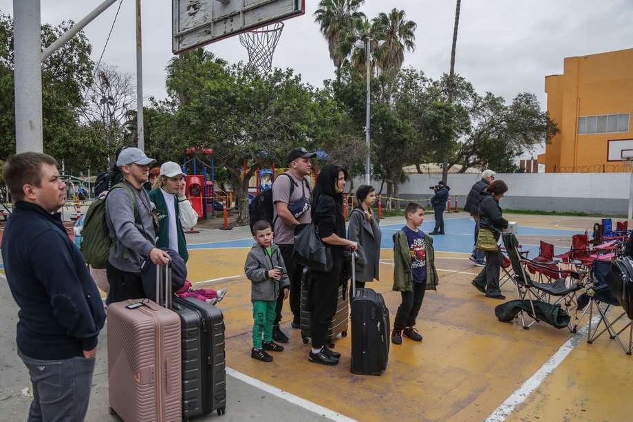 Migrantes ucranianos llegan a un campamento improvisado en la Garita de San Ysidro, en Tijuana, estado de Baja California (México).
