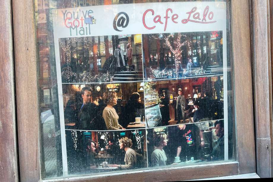  Fotografía donde se ven fotogramas de la película 'You've got mail', el 19 de diciembre de 2023, en la ventana de la cafetería Lalo donde los personajes principales del film romántico planean su primera cita y ubicado en el Upper West Side de Manhattan en Nueva York (EE.UU.)