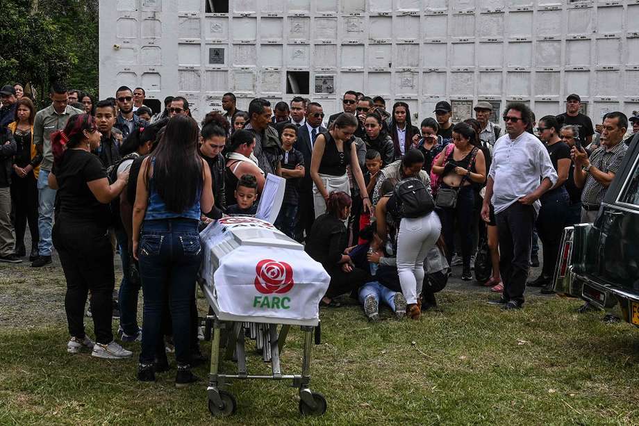 Desde la firma del Acuerdo de Paz han sido asesinados 252 excombatientes en el país. En la imagen, el sepelio de Manuel Antonio González, exguerrillero asesinado en Ituango, en diciembre 2019.