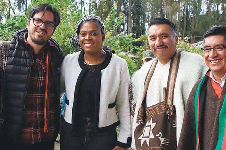 (De izq. a der.)William Guadir; Fernando Guerrero, coordinador de programas; Aurora Vergara, ministra de Educación; Ernesto Estacio, coordinador general; Gilberto Tapie y Eliana Mendieta, del mineducación. / Cortesía