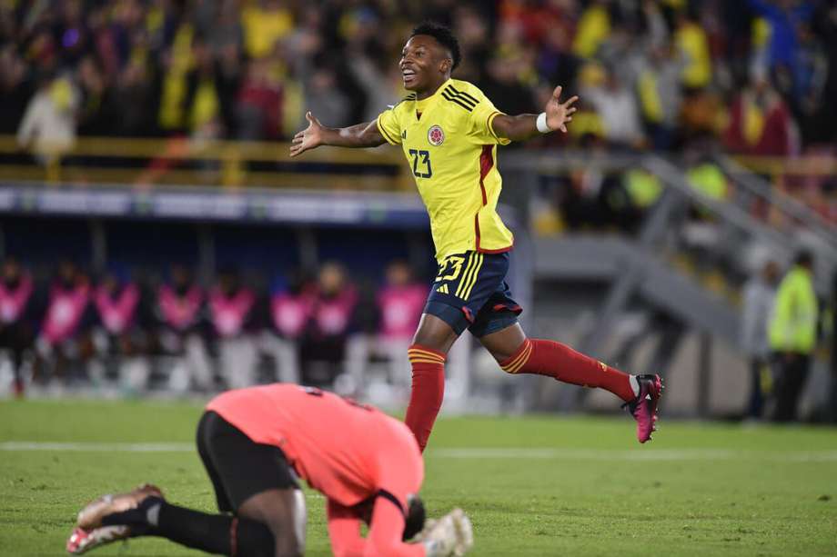 Jorge Cabezas celebra el gol del triunfo de Colombia sobre Ecuador.