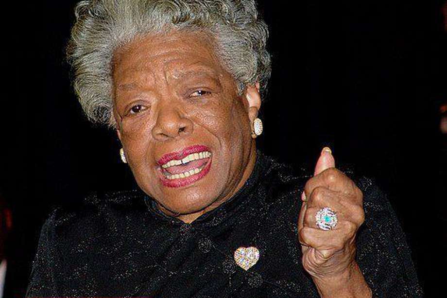 Maya Angelou (foto) como activista por los derechos civiles colaboró con Mather Luther King, Jr. y Malcolm X. Escribió siete autobiografías en donde describió, entre otras cosas, la segregación racial presente durante su infancia y adolescencia.