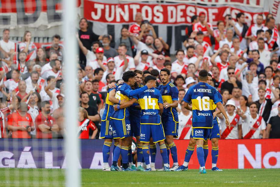 Los jugadores de Boca Juniors celebran el gol del empate frente a River Plate en el estadio Más Monumental de Buenos Aires (Argentina). EFE/ Juan Ignacio Roncoroni
